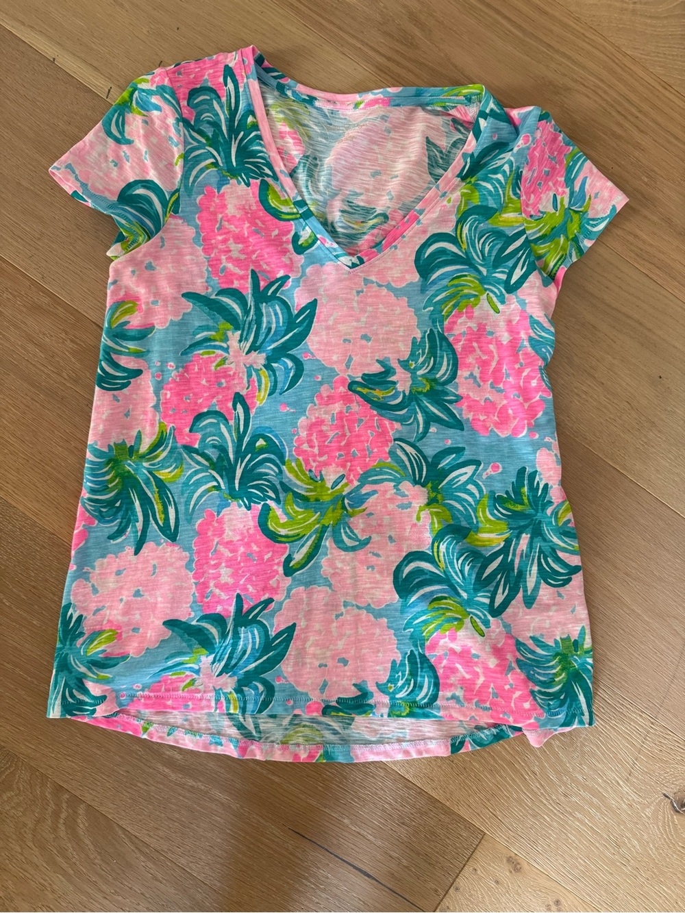 Lilly Pulitzer Short-Sleeve V-Neck Floral Women’s Tee — Pink, Turquoise size XS - Picture 1 of 11